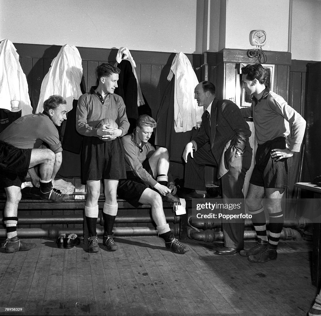 Sport. Football. England. 1955. Wolverhampton Wanderers Manager Stan Cullis (second right) is pictured in the dressing room at the Molineux Ground talking tactics with some of his players L-R: Billy Wright, Roy Swinbourne, Ron Flowers, Cullis and Jimmy Mu