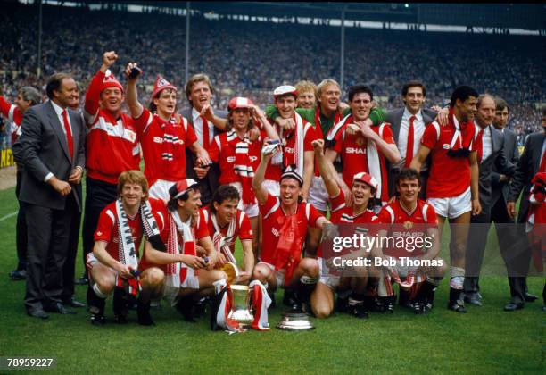 18th May 1985, FA, Cupo Final at Wembley, Manchester United 1 v Everton 0, United captain Bryan Robson , 2nd right, and the team celebrate their win,...