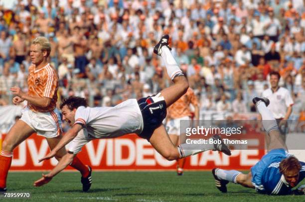 European Championships, Dusseldorf, pic: 15th June 1988, England 1 v Holland 3, England captain Bryan Robson beats Holland goalkeeper Hans Van...
