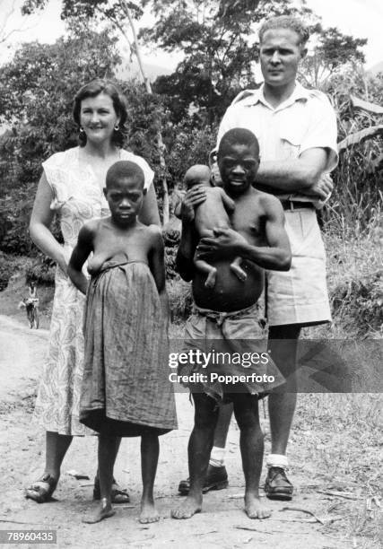 People, Africa, Uganda, pic: circa 1960, A pygmy family photographed with a European man and woman for comparison