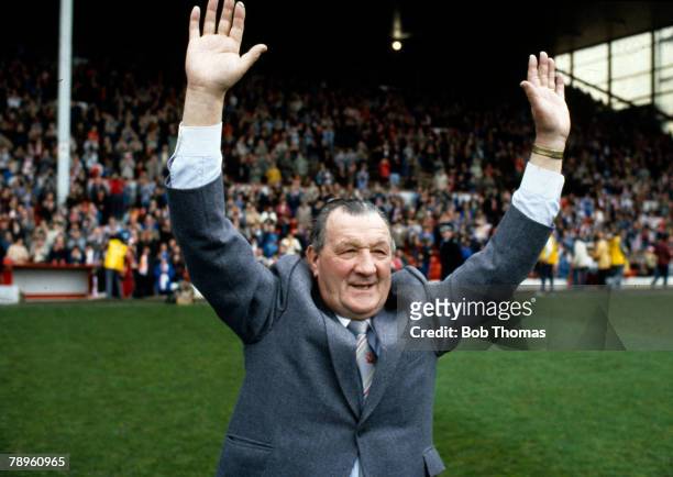 7th May 1983, Division 1, Liverpool 1 v Aston Villa 1, Liverpool Manager Bob Paisley waves farewell to Anfield, to end a successful "reign" at the...
