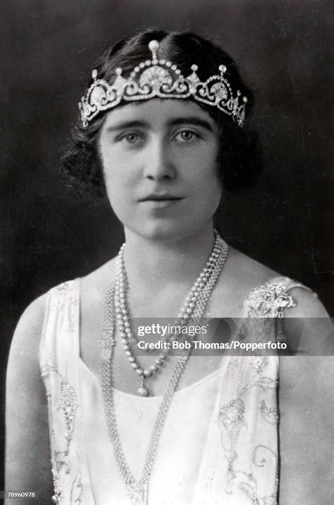 Portrait picture of the young Queen Mother as The Duchess of York in 1924 wearing pearl and diamond sautoir with fifteen rows of pearls mounted on platinum wire and diamond endpiece, the wedding gift of the citizens of London.