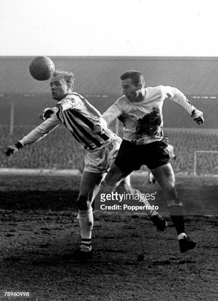 Circa 1960, West Bromwich Albion defender Don Howe beats Tottenham Hotspur's Cliff Jones to the ball