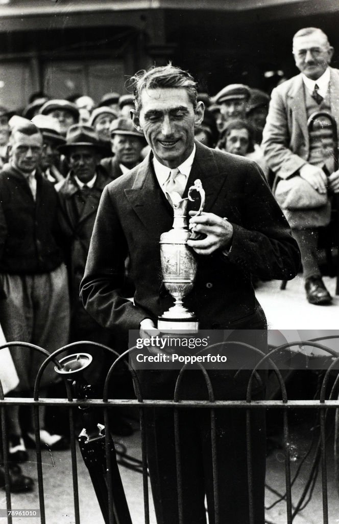Sport. Golf. pic: 6th June 1931. 1931 British Open Golf Championship at Carnoustie, Scotland. USA based Scotsman Tommy Armour with the Open Golf Championship trophy after the presentation made by the Earl of Airlie.