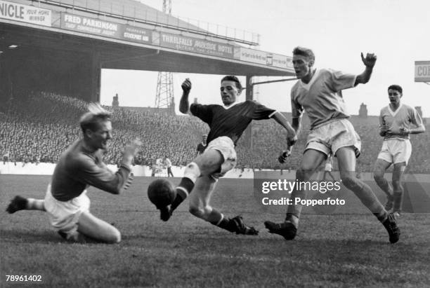 Circa 1958, Division 1, Manchester City v Manchester United at Maine Road, Manchester United's Albert Scanlon opposed by Manchester City's goalkeeper...