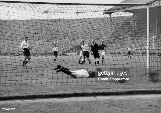 24th April 1948, 1948 FA, Cup Final at Wembley, Manchester United 4 v Blackpool 2, Blackpool full back Eddie Shimwell scores their first goal from...