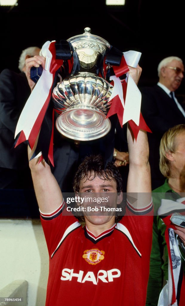 Sport. Football. pic: 18th May 1985. 1985 FA.Cup Final at Wembley. Manchester United 1 Everton 0. Manchester United's Bryan Robson holds aloft the FA. Cup. Bryan Robson also won 90 England international caps between 1981-1992.