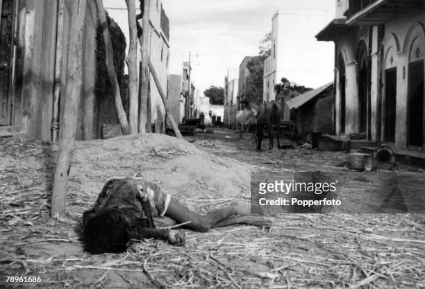 March 1947, New Delhi, India, A dead body lies in the street after rioting during the conflict between Hindhu and Moslem
