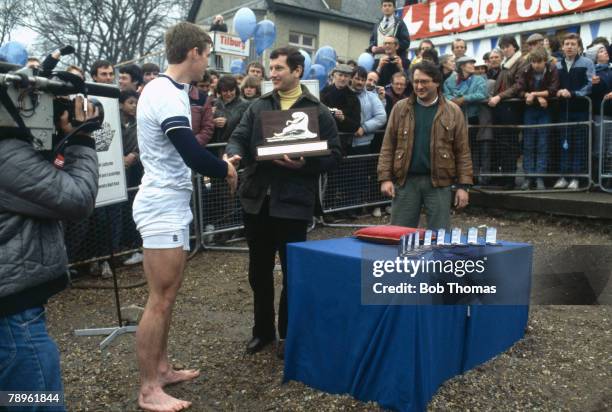 Sport, Rowing, University Boat Race, River Thames, London, pic: March 1984, Oxford beat Cambridge, Former star National Hunt jockey Bob Champion...