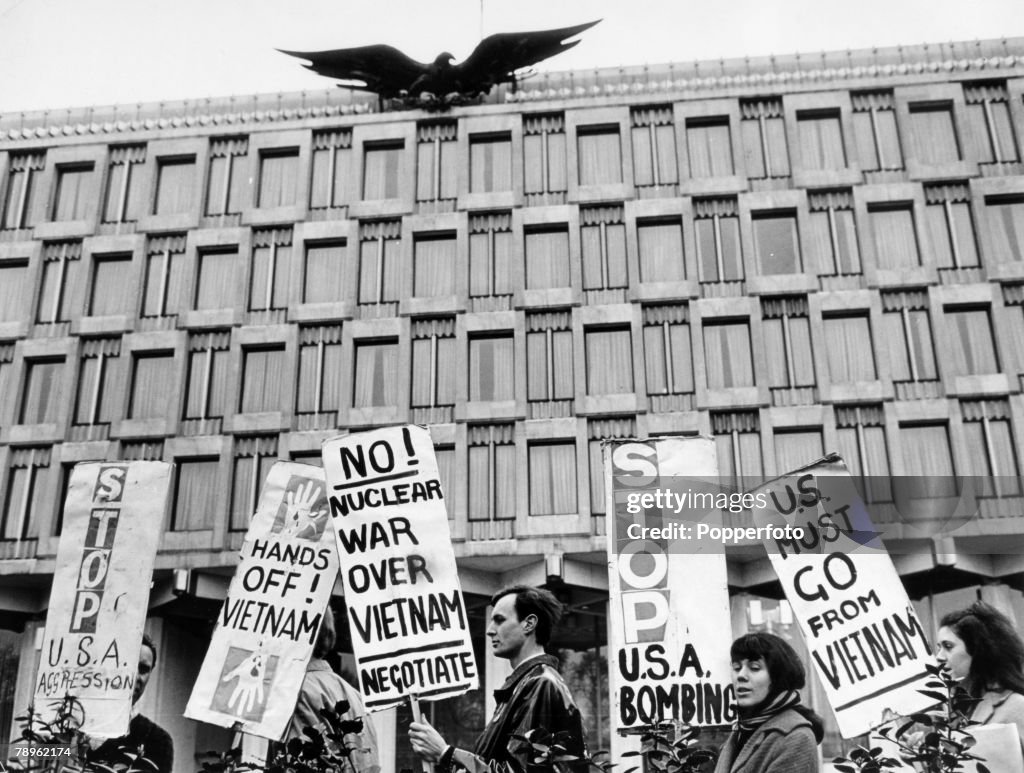 Demostrations. War and Conflict. London. April 1965. A peaceful protest to oppose the American involvement in the Vietnam War, at the front of the American Embassy in Grosvenor Square.