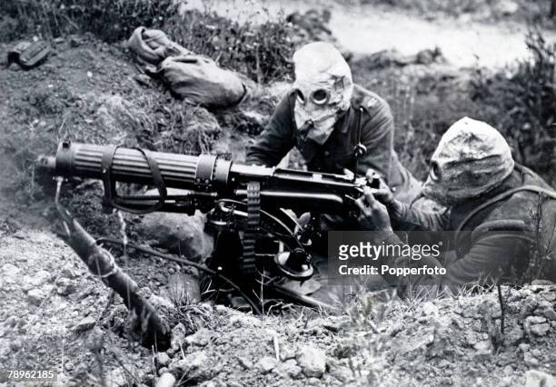 War and Conflict, World War One, pic: July 1916, Ovillers, Battle of the Somme, British soldiers with a Vickers machine gun as they wear PH, helmets...