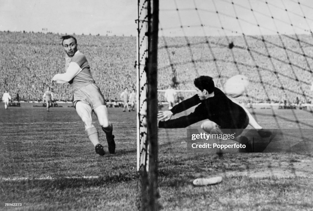 Sport. Football. pic: 19th May 1960. European Cup Final. Real Madrid 7 v Eintracht Frankfurt 3. Eintracht's Richard Kress scores the first goal in the match at Hampden Park, Glasgow.