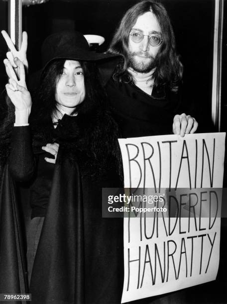 Music, Personalities, pic: 12th December 1969, John Lennon and Yoko Ono arrive at a London cinema with a placard in support of the hanged James...