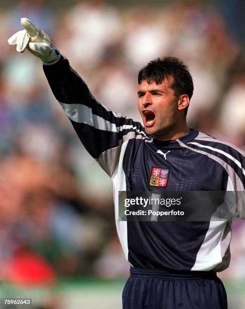 Football, European Championships, , Bruges, Belgium, Czech Republic 1 v France 2, 16th, June Pavel Srnicek, Czech goalkeeper, shouts orders