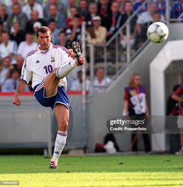 Football, European Championships, , Bruges, Belgium, Czech Republic 1 v France 2, 16th, June Zinedine Zidane in action for France