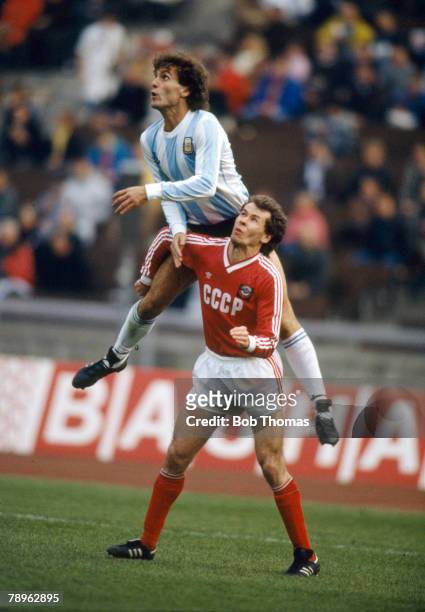 31st March 1988, Tournament in West Berlin, Argentina 2 v USSR 3, Argentina's Oscar Ruggeri jumps above Russia's Gennadi Litovchenko