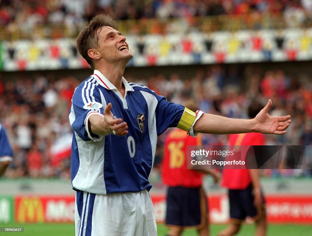 Football. European Championships (EURO 2000). Bruges, Belgium. Spain 4 v Yugoslavia 3. 21st June, 2000. Yugoslavia's Dragan Stojkovic celebrates.