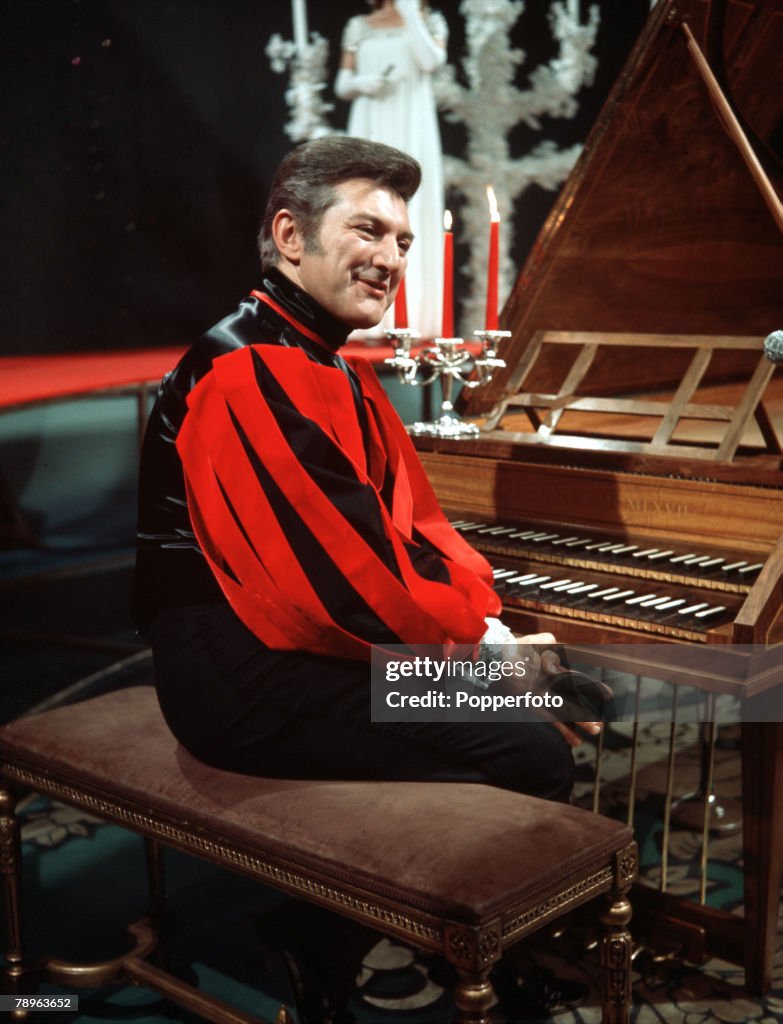 Liberace 1968, Flamboyant American singer, pianist and entertainer Liberace is ...