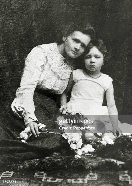 Personalities, Medicine, Science/Health, pic: circa 1903, Marie Curie, 1867-1934, pictured in a studio portrait with her daughter Irene, born in...