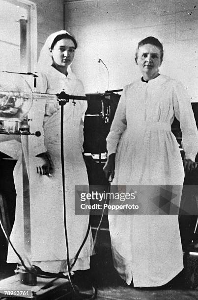 Personalities, Medicine, Science/Health, pic: circa 1915, Marie Curie, 1867-1934, pictured with her daughter Irene when they worked as nurses during...