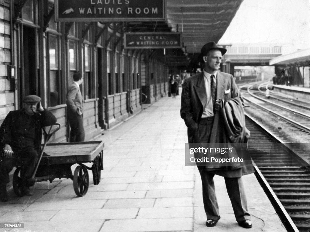 Sport. Cricket. Personalities. pic: 1954. Northampton, England. Northamptonshire cricketer Frank Tyson, a lone figure at Northampton station, as he leaves to join the England tour to Australia. Fast bowler Frank "Typhoon" Tyson played in 14 Test matches t