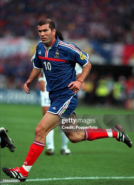 Football, European Championships , Final, Feijenoord Stadium, Rotterdam, Holland, France 2 v Italy 1 , 2nd July France+s Zinedine Zidane in action...