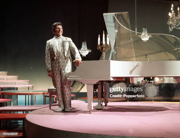 Liberace Liberace Pianist Photos and Premium High Res Pictures - Getty Images
