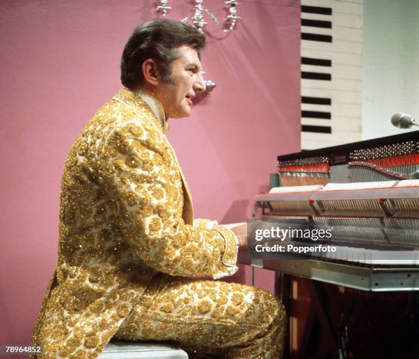 Liberace 1,801 The Liberace Show Stock Photos, High-Res Pictures, and Images ...