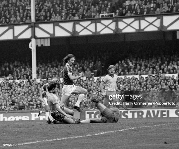 Andy King of Everton beats the Chelsea defence to score past goalkeeper John Phillips during a Football League Division One match at Goodison Park on...