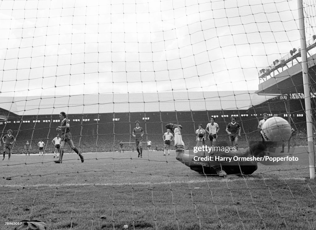 Liverpool v Tottenham Hotspur - Football League Division One