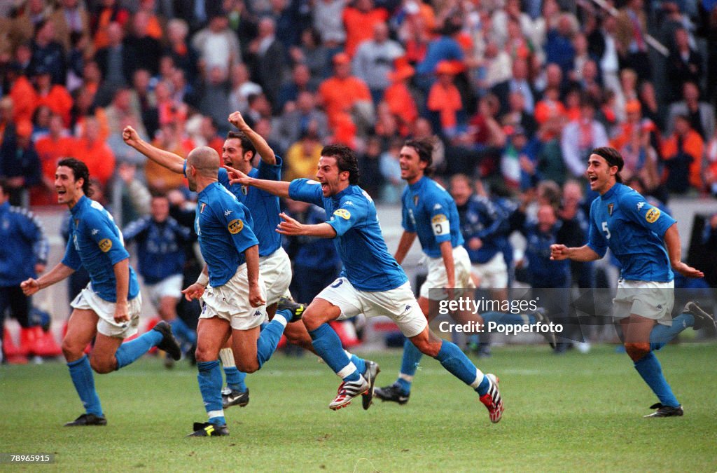 Football, European Championship. (EURO 2000) Semi-Final, Amsterdam Arena, Holland. 29th, June, 2000Italy beat Holland 3-1 0n penalties. Italian players celebrate at the end of the match.