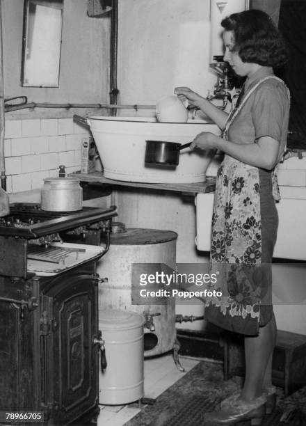 Social History, People, World War Two, pic: 1944, A Northampton woman saving water in a small tin bath as water restrictions bite during a drought.