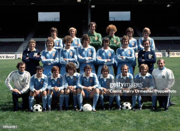 Manchester City line up for a team photograph at Maine Road in Manchester, England, circa August 1977. Back row : Paul Power, Colin Bell, Joe...