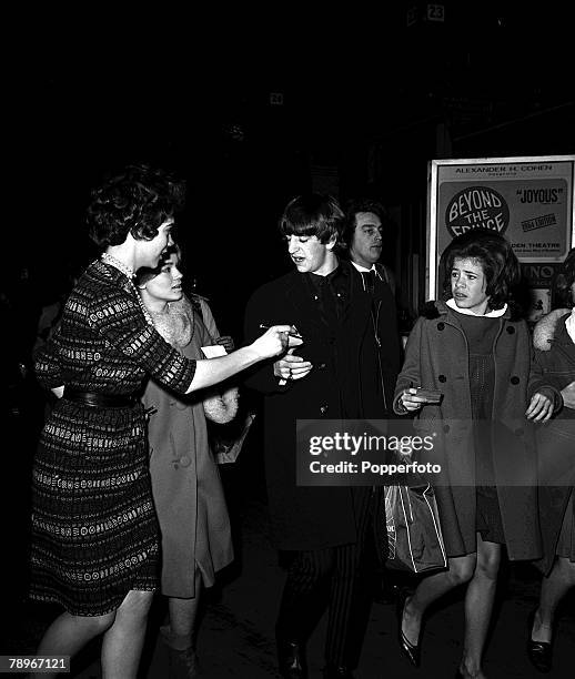 The Beatles 1964 US Tour, Ringo Starr, drummer for British pop group The Beatles signs autographs for American fans before taking the train from New...