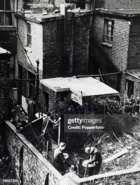 Crime, London, England The Christie Murder case, Police dig in the rear garden of 10 Rillington Place, Notting Hill, Home to John Reginald Halliday...