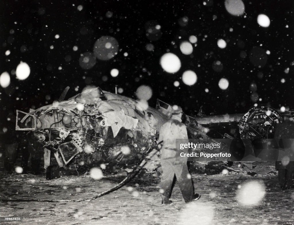 Aviation Disasters. Sport. pic: 6th February 1958. The wreckage of the B.E.A. Elizabethan airliner G-ALZU "Lord Burghley" after the crash at Munich in which 23 people died, 8 being Manchester United footballers.