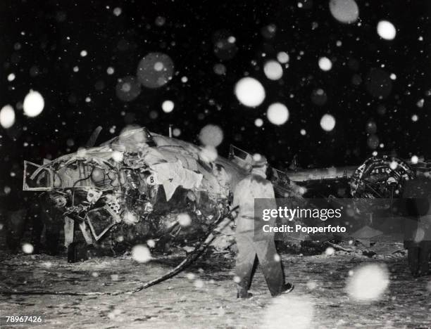 Aviation Disasters, Sport, pic: 6th February 1958, The wreckage of the B,E,A, Elizabethan airliner G-ALZU "Lord Burghley" after the crash at Munich...