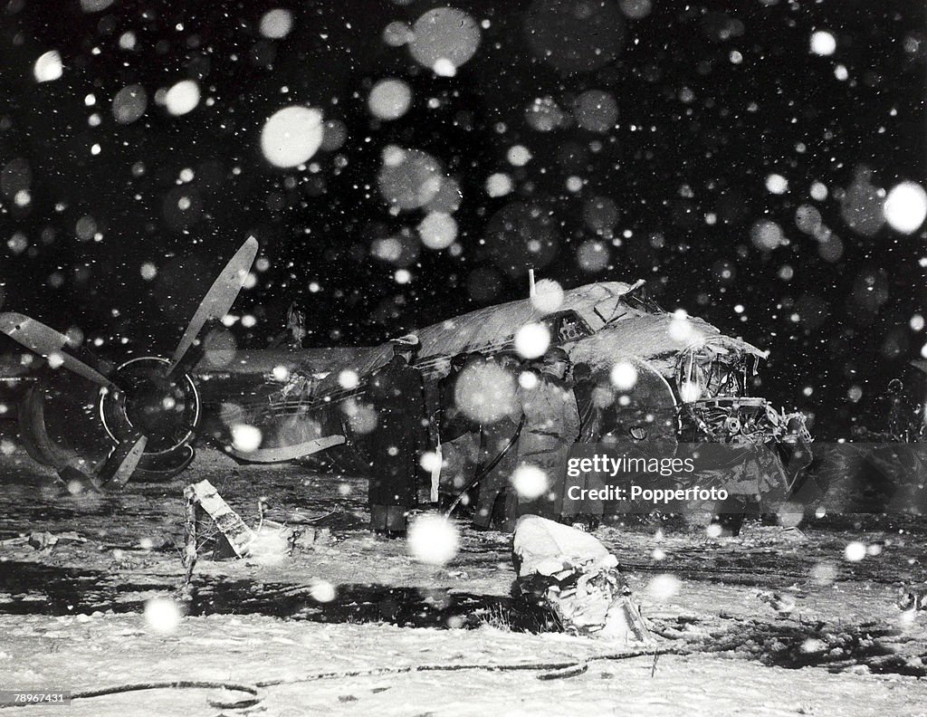 Aviation Disasters. Sport. pic: 6th February 1958. The snow covered fuselage, part of the wreckage of the B.E.A. Elizabethan airliner G-ALZU "Lord Burghley" after the crash at Munich in which 23 people died, 8 being Manchester United footballers.