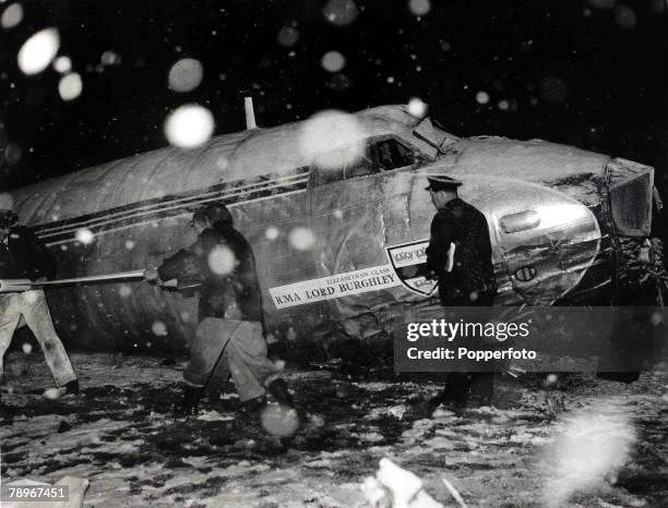 Aviation Disasters, Sport, pic: 6th February 1958, Rescue workers pictured in a snowstorm at the wreckage of the B,E,A, Elizabethan airliner G-ALZU...