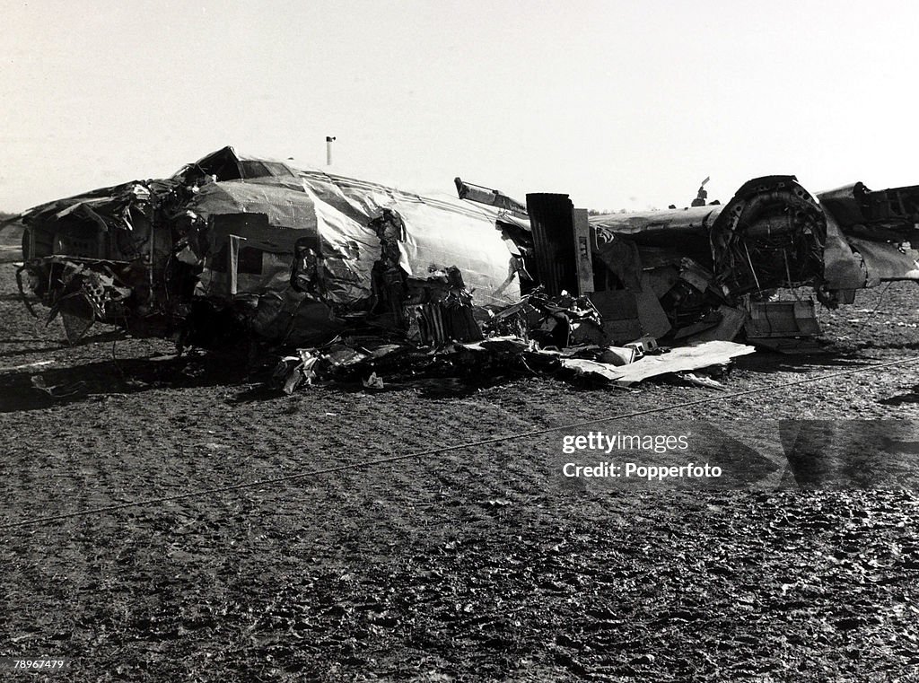 Aviation Disasters. Sport. pic: circa 15th February 1958. The wreckage of the B.E.A. Elizabethan airliner G-ALZU "Lord Burghley" after the crash at Munich in which 23 people died, 8 being Manchester United footballers, about to be removed.