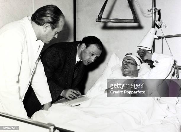 Aviation Disasters, Sport, pic: February 1958, Manchester United's Bobby Charlton lies in a German hospital after being injured in the Munich Air...