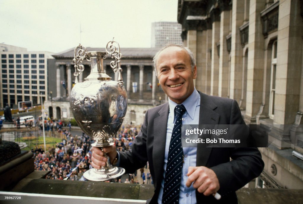 Ron Saunders 3rd May 1981, Aston Villa Manager Ron Saunders proudly displays the ...