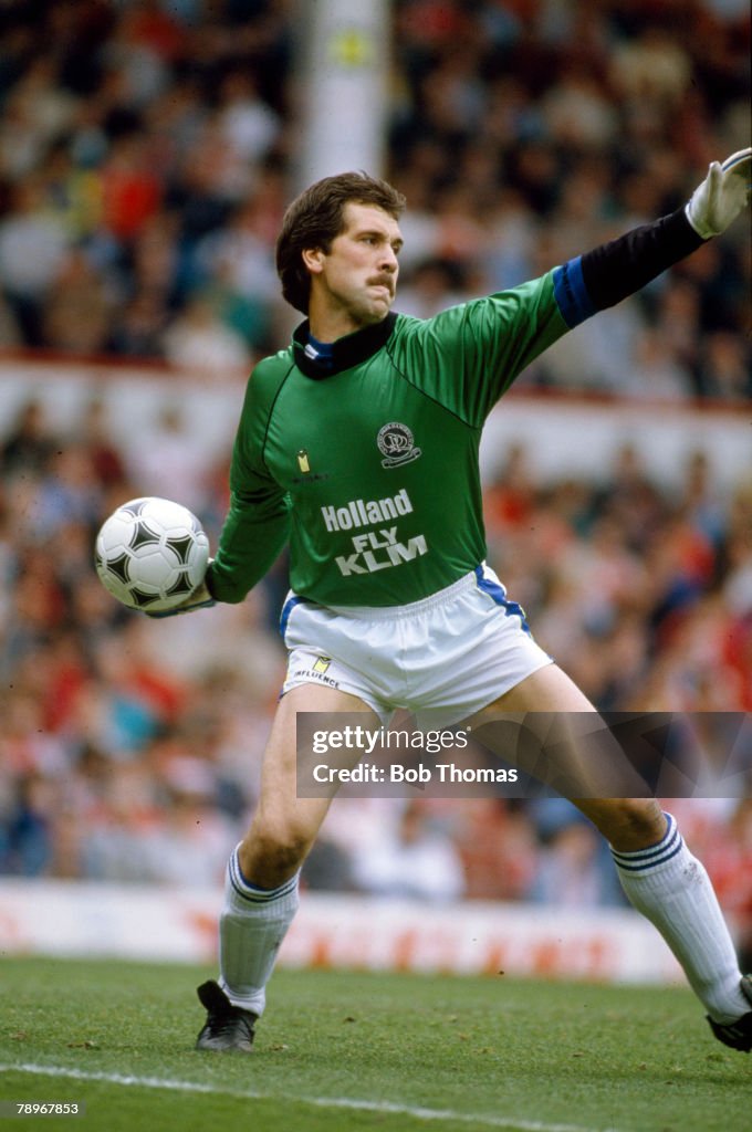 Sport. Football. pic: 28th April 1990. Division 1. Queens Park Rangers goalkeeper David Seaman throws the ball out. David Seaman while at Arsenal won 3 League Championships and 4 FA.Cups and 75 England international caps for England 1988-2002.