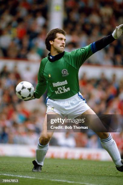 28th April 1990, Division 1, Queens Park Rangers goalkeeper David Seaman throws the ball out, David Seaman while at Arsenal won 3 League...