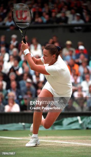 Tennis, Wimbledon Lawn Tennis Championships, Women+s Singles, Final, 8th July 2000, USA+s Lindsay Davenport hits a double-handed backhand during her...