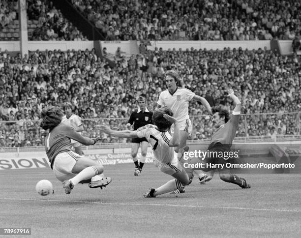Terry McDermott of Liverpool shoots towards goal past West Ham United goalkeeper Phil Parkes during the FA Charity Shield at Wembley Stadium on...