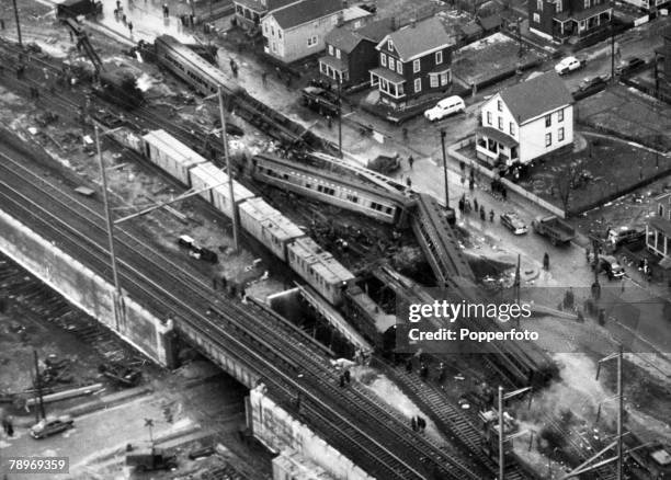 Transport, Railways, Accidents, pic: 7th February 1951, Woodbridge, New Jersey, USA, The twisted carriages are shown from this aerial view, after...