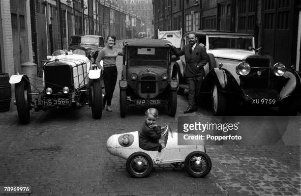Sport, Motor Racing Vintage Cars, Morin Scott, his wife and four year old son are pictured with their three cars, a 1924 Hispano-suiza, a 6 1/2 litre...