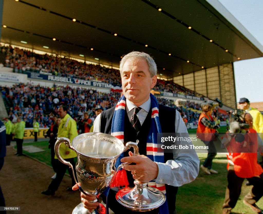 BT Sport. Football. pic: 14th May 1994. Scottish Premier Division. Rangers 0 v Dundee 0. Rangers Manager Walter Smith with the Premier League Championship trophy.