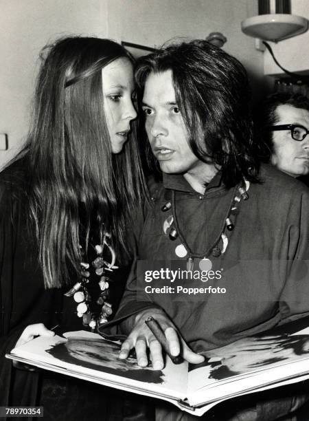 Personalities, Photography, pic: 10th November 1969, British photographer David Bailey with friend Penelope Tree at the launch of his latest book...